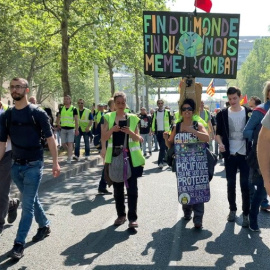 Camelia con una pancarta en la que pone “Fin du monde, fin du mois, même combat” (Final del mundo, final de mes, mismo combate”). En una de las manifestaciones de los chalecos amarillos / Max