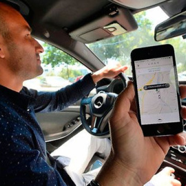 Un conductor de Uber, al volante de un vehículo de la plataforma. EFE/Archivo