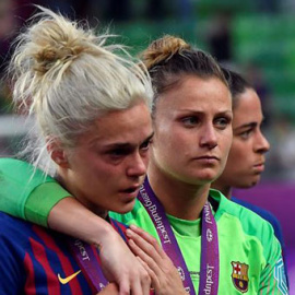 María León y Sandra Panos, tras la derrota del Barcelona ante el Olympique de Lyon en la Liga de Campeones femenina. / EFE