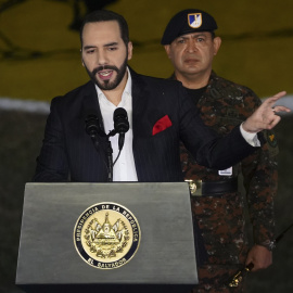 8/4/22-El presidente de El Salvador, Nayib Bukele (izquierda), habla durante una ceremonia de reclutamiento de 1.440 nuevos soldados en las fuerzas armadas. Luego de una ola de asesinatos con 62 víctimas en un solo día, el gobierno declaró 