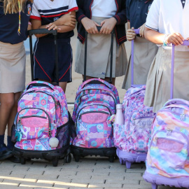 Varias niñas a la entrada del colegio de la Alameda de Osuna, a 5 de septiembre de 2022, en Madrid.