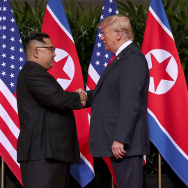 El presidente de EEUU, Donald Trump, y el líder norcoreano Kim Jong Un se saludan en la cumbre de Singapur. /REUTERS