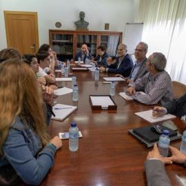 Reunión que mantuvieron este lunes los representantes de los alumnos con el rector de la Universidad de Extremadura. /EFE