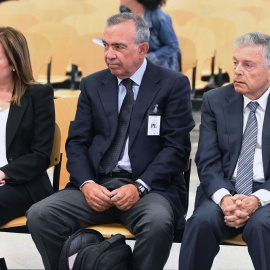 El expresidente de la Caja de Ahorros del Mediterráneo (CAM) Modesto Crespo (d), y los ex directores generales, Roberto López Abad (c) y María Dolores Amorós (i), en el banquillo de los asusados en el juicio por la quiebra de la entidad fin