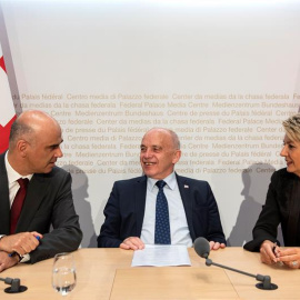 Ueli Maurer, Alain Berset y Karin Keller-Sutter, miembros del gobierno suizo. EFE/EPA/PETER SCHNEIDER