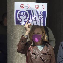 Una mujer sostiene una pancarta donde se puede leer 'Vivas, Libres, Unidas' en una concentración contra las violencias machistas, frente a la sede de CCOO, a 24 de mayo de 2021, en Oviedo.