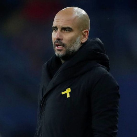 El entrenador del Manchester City, Pep Guardiola, luciendo el lazo amarillo durante un encuentro. EFE