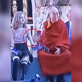 El dalái lama toca de forma insistente el brazo de una niña en un vídeo recuperado en las redes sociales.