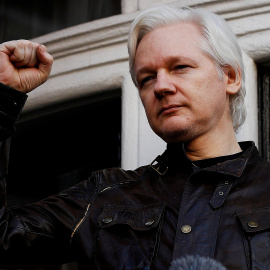 19/05/2017 - El fundador de WikiLeaks en el balcón de la Embajada de Ecuador en Londres, Gran Bretaña, el 19 de mayo de 2017 | REUTERS/ Peter Nicholls