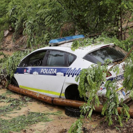 19/05/2019 - Un vehículo de la Policía municipal de Lezo, atrapado por las inundaciones en la carretera GI-3440, entre Lezo y Pasajes de San Juan | EFE/ Gorka Estrada