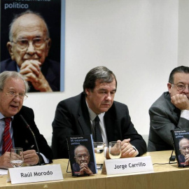 Raúl Morodo, exembajador de España en Venezuela (izquierda), junto a Jorge Carrillo, uno de los hijos de Santiago Carrillo, y Miguel Herrero de Miñón durante la presentación de un libro. EFE/Archivo