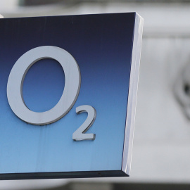 El logo de la operadora de telefonía móvil O2, filial de Telefónica, en una tienda en Londres REUTERS