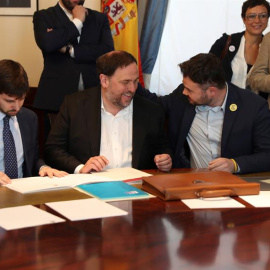 Oriol Junqueras conversa con Gabriel Rufián en el Congreso de los Diputados, a donde ha llegado desde la cárcel de Soto del Real para tramitar su acta parlamentaria. - EFE