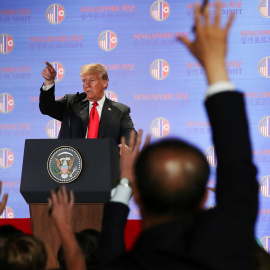 El presidente de EEUU, Donald Trump, da la palabra a un periodista durante su rueda de prensa en Singapur. /REUTERS