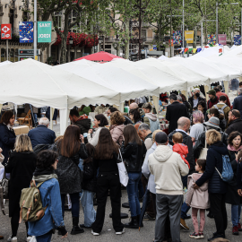 19-4-2023 Cues a les parades del centre de Barcelona durant la diada de Sant Jordi de l'any passat