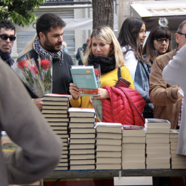 19-4-2023 Una parella remenant llibres en una de les parades instal·lades a la Rambla Nova de Tarragona en una imatge d'arxiu