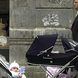 Un padre y una madre pasean sus cochecitos de bebé. EFE/Archivo