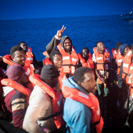 Los migrantes rescatada por el barco de la ONG alemana Sea Watch celebran que van a ser desembarcado en puerto italiano tras cuatro días de bloqueo.-  Nick Jaussi/Sea-Watch/Reuters