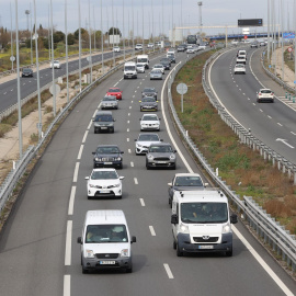 Aspecto que presenta el tráfico en el kilómetro 20 de la A-5, este viernes en Madrid. Tras dos años en los que la pandemia del coronavirus ha condicionado la Semana Santa por las restricciones a la movilidad, la Dirección General de Tráfico