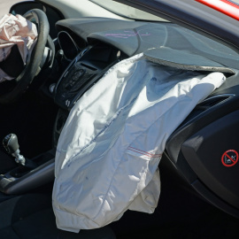 19/04/2023. Vista del interior de un coche, después de que los airbags saltasen, a 23 de enero de 2017.