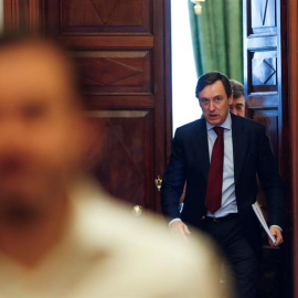 El portavoz del PP, Rafael Hernando, al término de la reunión de la Junta de Portavoces celebrada hoy en el Congreso. EFE/Emilio Naranjo