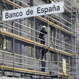 Unos obreros trabajando en unos andamios en el Banco de España en el año 2015. REUTERS/Andrea Comas