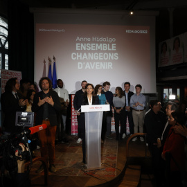 La alcaldesa de París y candidata presidencial del Partido Socialista Francés (PS), Anne Hidalgo, pronuncia un discurso después de los resultados de la primera ronda de las elecciones presidenciales francesas en París, Francia, el 10 de abr