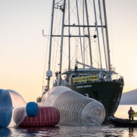 Acción de Greenpeace contra el vertido de plásticos al mar.