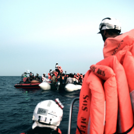 Rescate de una embarcación de migrantes en aguas del Mediterráneo central.- REUTERS