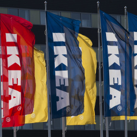 Las banderas con el logo de IKEA ondean frente a la sede de Delft, Holanda. REUTERS/Yves Herman