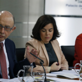 La vicepresidenta del Gobierno, Soraya Saenz de Santamaría (c), acompañada por los ministros de Hacienda y de Empleo, Cristóbal Montoro y Fátima Báñez, respectivamente, durante la rueda de prensa posterior a la reunión del Consejo de Minist