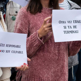 08/06/2018.- Estudiantes de Bachillerato se manifiestan frente a la Facultad de Filosofía y Letras del Campus de Cáceres después de que la Universidad de Extremadura (UEx) haya decidido repetir varios exámenes de la Evaluación para el Acces