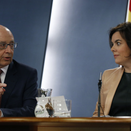 El ministro de Hacienda en funciones, Cristóbal Montoro, y la vicepresidenta del Gobierno, Soraya Sáenz de Santamaría, durante la rueda de prensa posterior a la reunión del Consejo de Ministros. EFE/Ángel Díaz