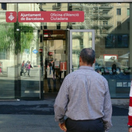 Puerta de entrada de la OAC situada en la plaça Sant Miquel.