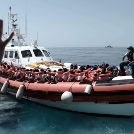 Decenas de inmigrantes a bordo de una lancha para ser transportados a los barcos italianos que acompañan al Aquarius. /SOS MEDITERRANÉE