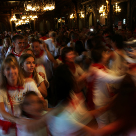 Varias personas se divierten bailando la 'Alpargata' durante los Sanfermines. /REUTERS