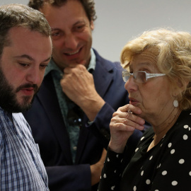 La alcaldesa de Madrid, Manuela Carmena, conversa con el concejal de Ahora Madrid, Guillermo Zapata, antes del inicio de la comisión municipal de Cultura y Deportes. EFE/Zipi