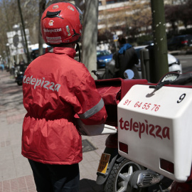 Un repartidor de Telepizza, en una tienda en Madrid. REUTERS/Andrea Comas