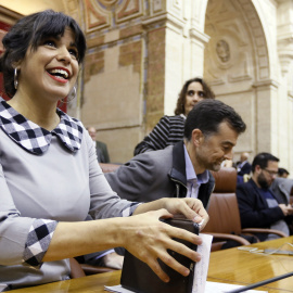 La líder de Adelante Andalucía, Teresa Rodríguez, momentos antes de su intervención en la segunda sesión del debate de investidura del líder del PP-A, Juanma Moreno, que se convertirá en el presidente de la Junta de Andalucía. EFE/Jose Manu