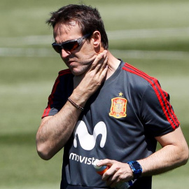 El seleccionador de España Julen Lopetegui durante el entrenamiento de ayer. /EFE