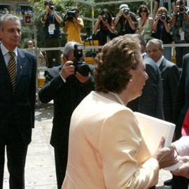 Visita del Papa Benedicto XVI a Valencia en 2006, junto a la exalcaldesa Rita Barberá y el expresident Francisco Camps. EFE