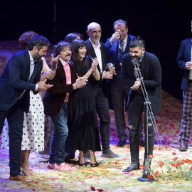 Integrantes de la compañía de Teatro de la Ciudad y Teatro de la Abadía, tras recibir el Premio Max 2019 al "Mejor espectáculo" por la obra "La Ternura". /EFE