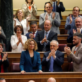 La diputada electa del PSOE por Barcelona y dirigente del PSC, Meritxell Batet, es aplaudida tras ser elegida este martes presidenta del Congreso. - EFE