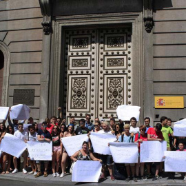 Concentración de estudiantes universitarios convocada hoy frente al Consejo Escolar del Estado, en Madrid, donde 16 estudiantes se encerraron durante unas horas. | VÍCTOR LERENA (EFE)