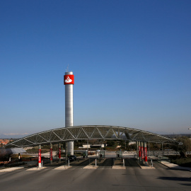 El logo del Banco Santander en la entrada de su Ciudad Financiera, su sede corportativa en la localidad madrleña de Boadilla del Monte. REUTERS/Juan Medina