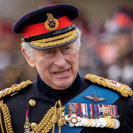 El rey Carlos III, durante el Desfile del Soberano que ha tenido lugar en la Real Academia Militar de Sandhurst el 14 de abril de 2023, en Camberley (Inglaterra)