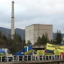 Una protesta de Greenpeace contra la reapertura de Garoña en 2014. EFE