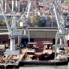 Vista del astillero vizcaíno de La Naval de Sestao. EFE/ Luis Tejido