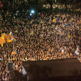 Acte polític de protesta a Plaça de Catalunya de Barcelona en l'aniversari de l'empresonament de Jordi Cuixart i Jordi Sànchez. EFE / Enric Fontcuberta