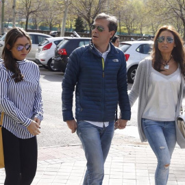 El periodista Paco González, acompañado de su esposa Mayte y su hija María, a su llegada a la Audiencia Provincial de Madrid. EFE/Ballesteros